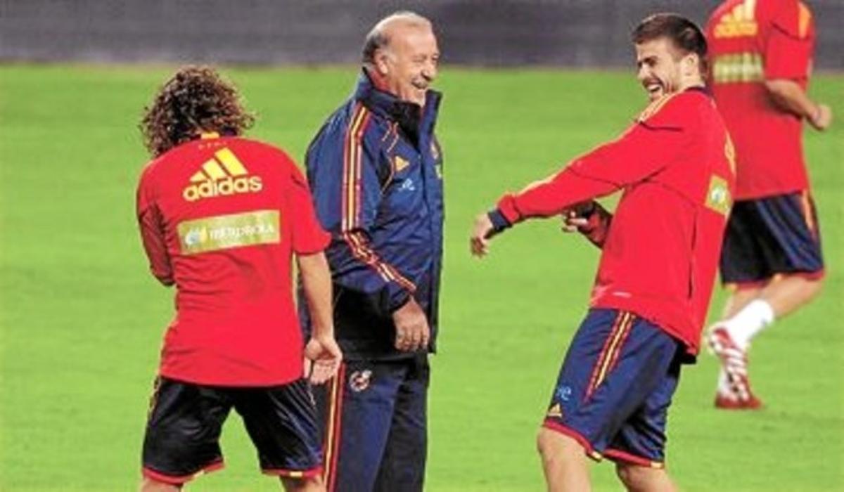 Del Bosque fa broma amb els blaugranes Piqué i Puyol (d’esquena), ahir a la nit al Vicente Calderón. Del Bosque fa broma amb els blaugranes Piqué i Puyol (d’esquena), ahir a la nit al Vicente Calderón.