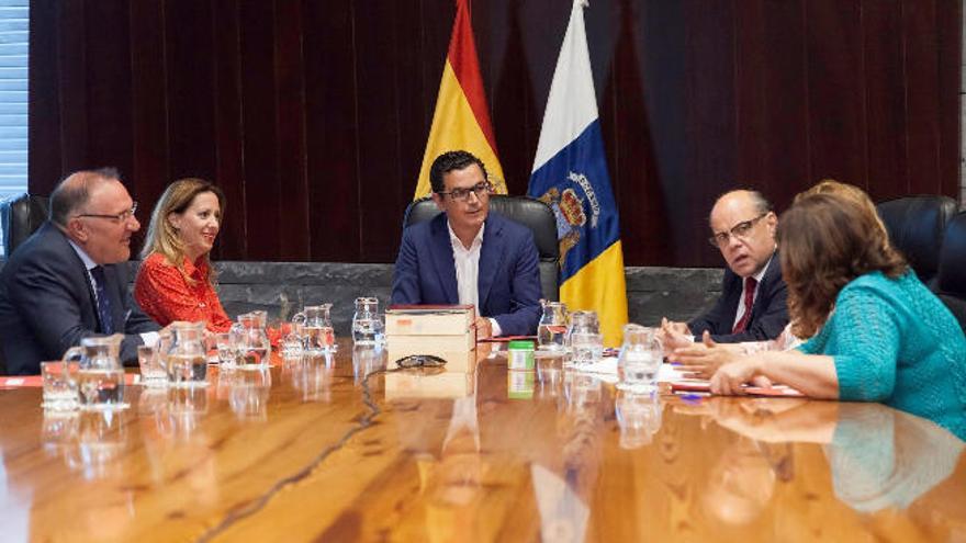 Pablo Rodríguez presidió ayer el Consejo de Gobierno extraordinario en Santa Cruz de Tenerife. A la derecha, José Miguel Barragán.