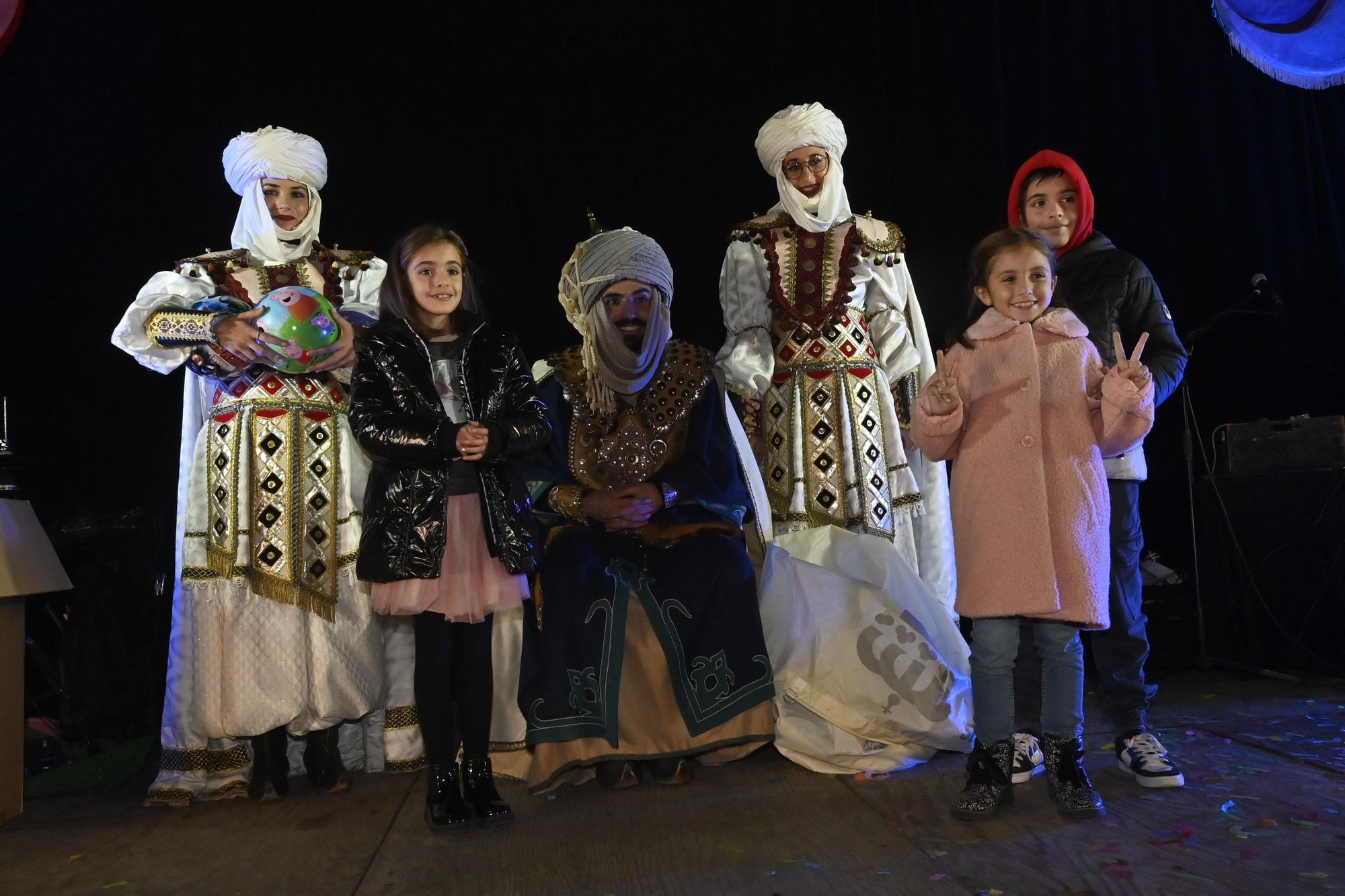 Los peques de Castelló entregan al Cartero Real las misivas con sus deseos. Encuentra tu foto.