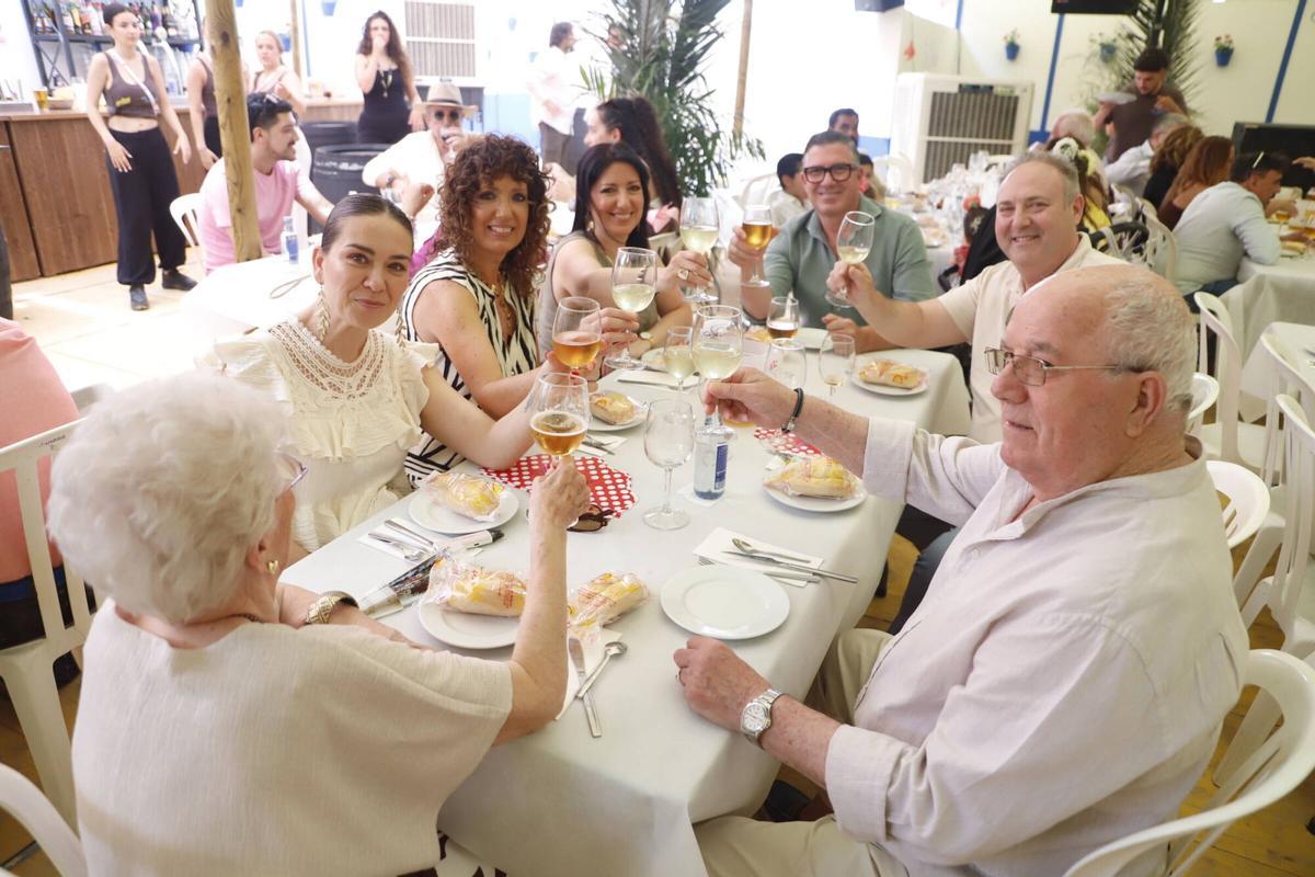 Grupos de amigos, pero sobre todo de familiares, se reúnen en las casetas