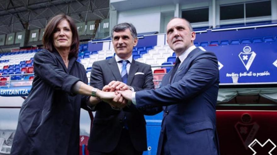 De i. a dcha, Gorostiza, presidenta, junto al técnico Mendilibar y el director deportivo Garagarza, en Ipurúa.