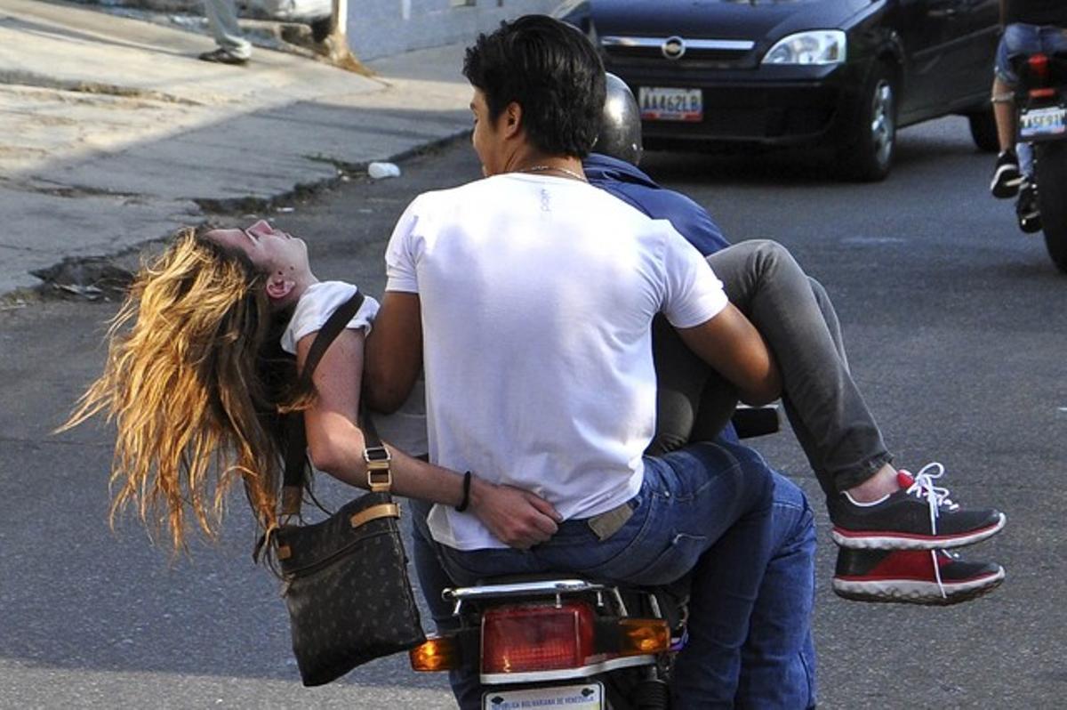 Génesis Carmona, evacuada en una moto després de ser tirotejada en la protesta d’aquest dimarts a Valencia (Veneçuela). Génesis Carmona, evacuada en una moto després de ser tirotejada en la protesta d’aquest dimarts a Valencia (Veneçuela).