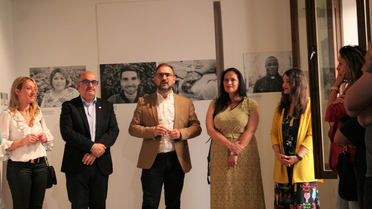 Nines Mazuecos, Francisco Perán, Diego José Mateos, Antonia Pérez y Mari Trini Giner, este jueves, durante la inauguración de la exposición.