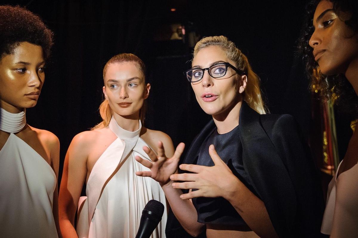 El front row de la semana de la moda de N.Y, Lady Gaga habla con las modelos