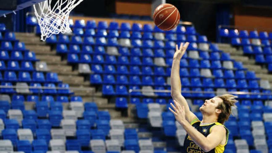 Brad Newley, ayer, en el ensayo realizado en el Martín Carpena. | jorge zapata / efe