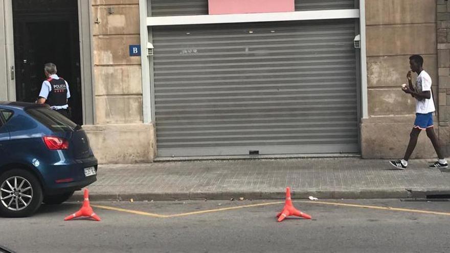 Un agent dels Mossos, després de col·locar cons al carrer de Barcelona