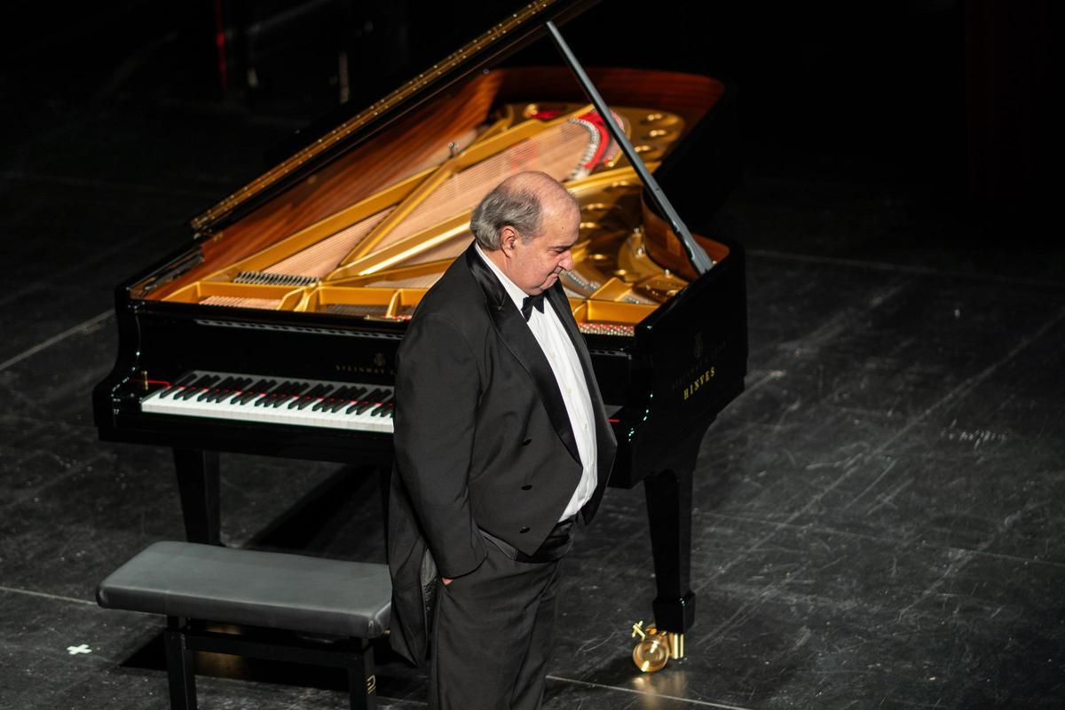 Jorge Luis Prats se dirige al público al terminar el concierto.