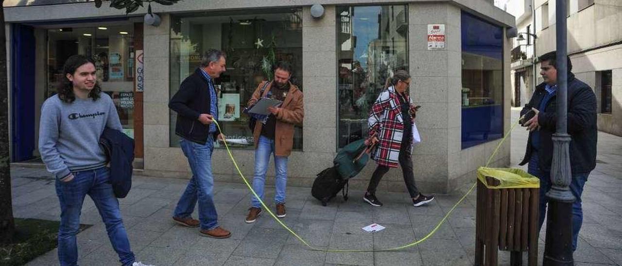 Charlín y los técnicos estuvieron tomando medidas en las calles Hospital y Nova, previas a la elaboración de la planimetría. // Iñaki Abella