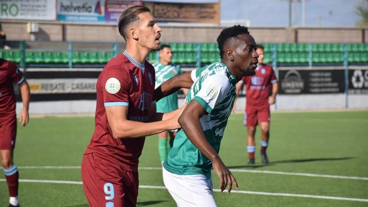 Alegría y Liam buscan el esférico en un lance del partido de ida.