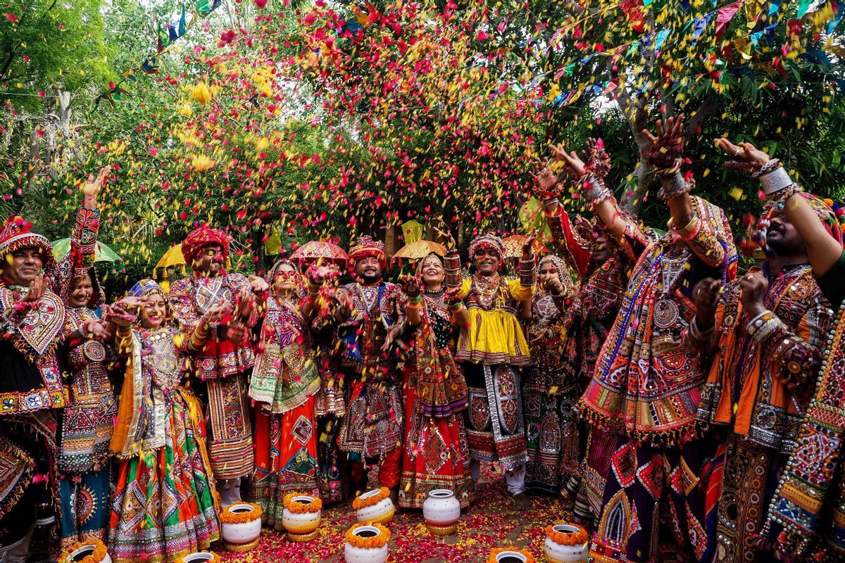 Ensayos del baile tradicional de Garba para el festival hindú de Navratri, en la India