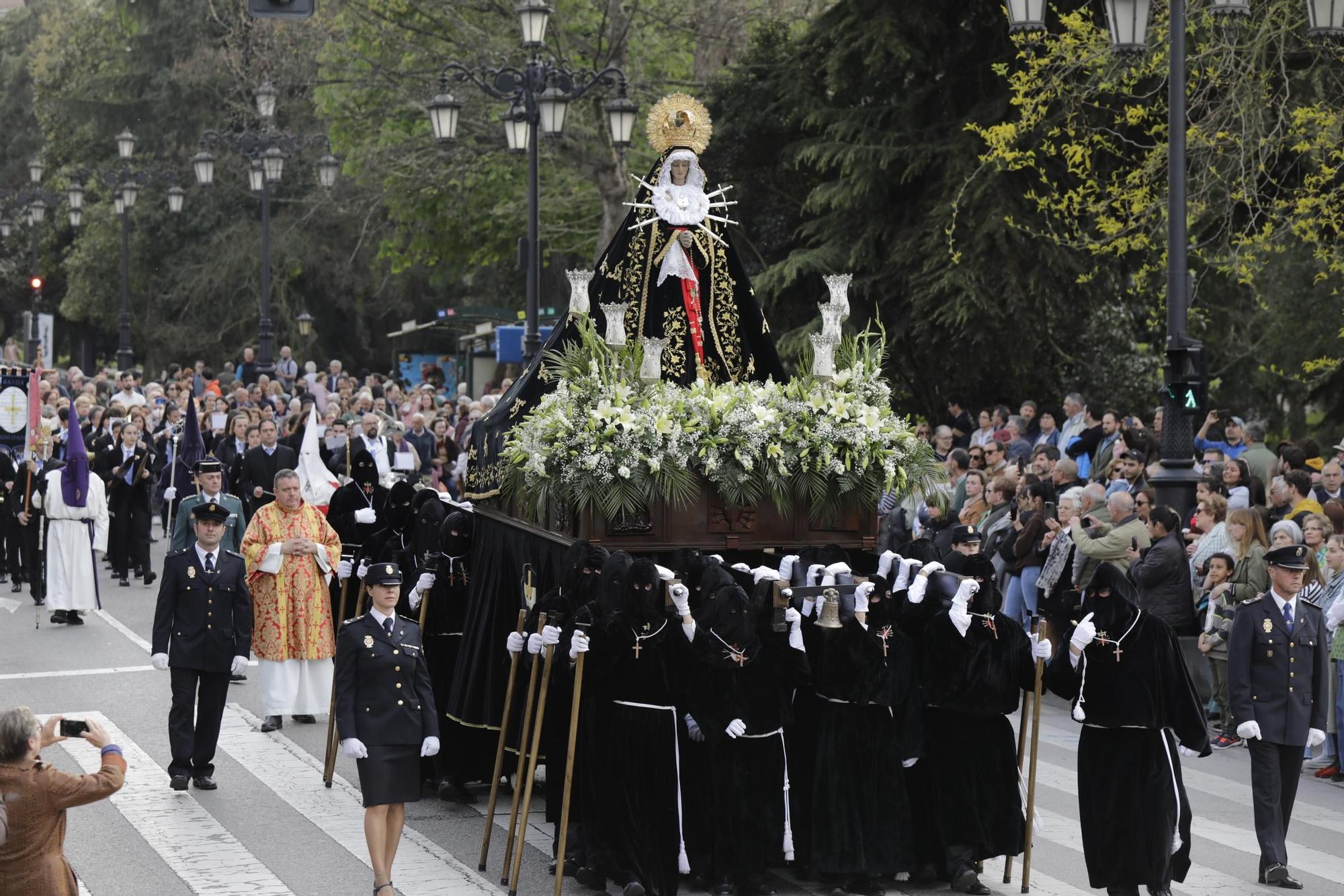 La procesión intergeneracional del Santo Entierro emociona Oviedo