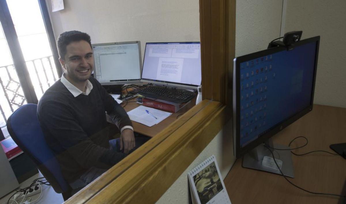 Jaime García Fernández,  en su sala de trabajo, en la Universidad de Oviedo. |