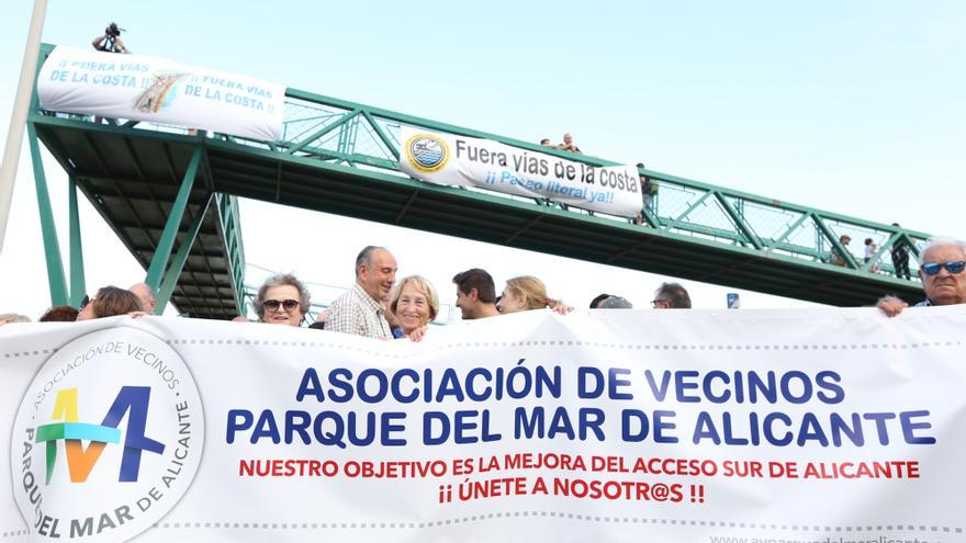 Vecinos del sur de Alicante exigen la retirada de las vías del tren de la primera línea del mar en San Gabriel