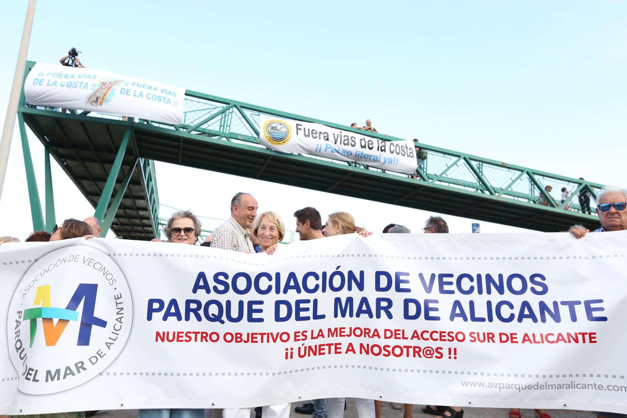 Vecinos del sur de Alicante exigen la retirada de las vías del tren de la primera línea del mar en San Gabriel