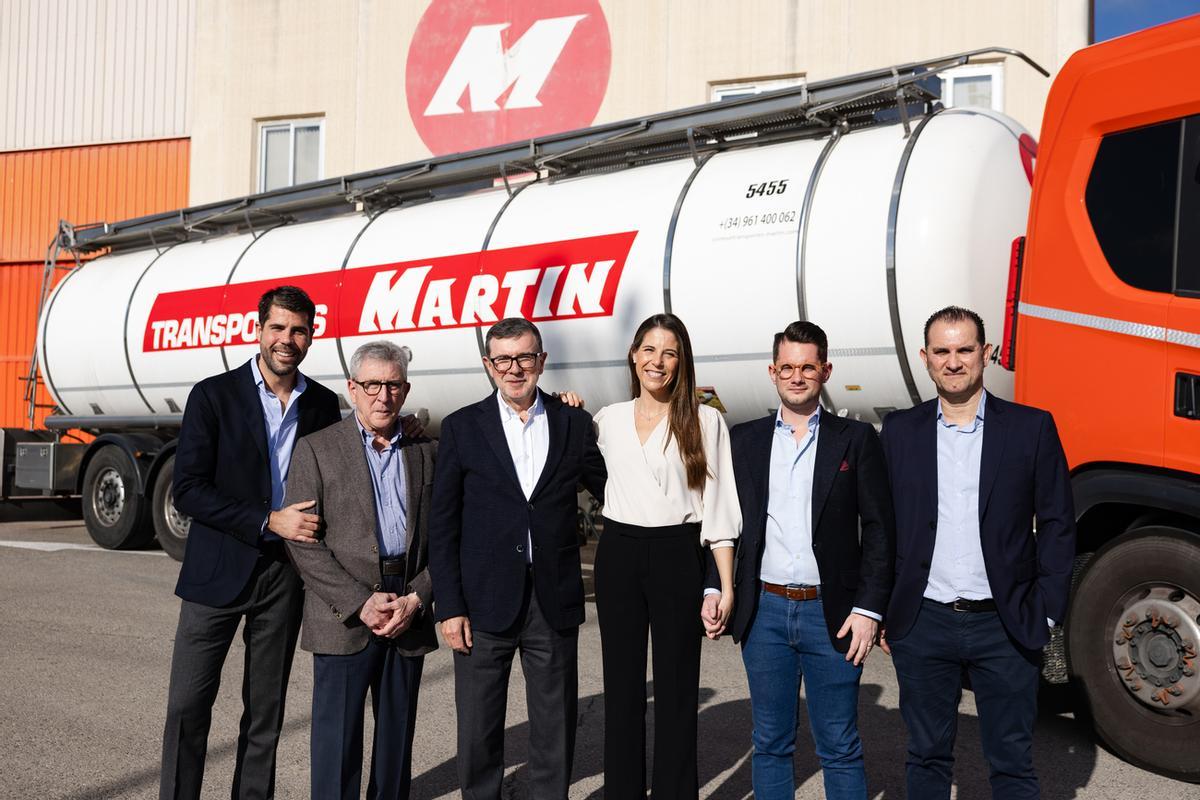 Equipo de Transportes Martín en sus instalaciones