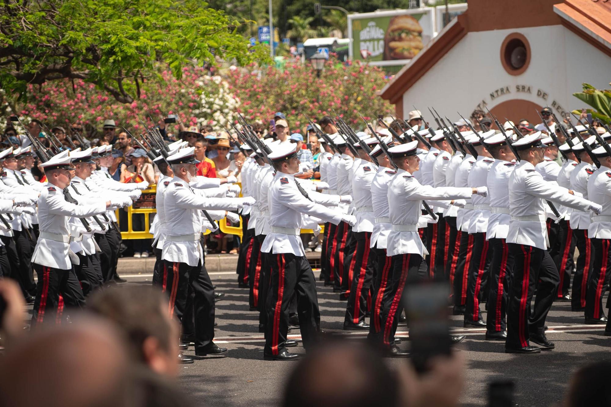 Las mejores imágenes del desfile militar de las Fuerzas Armadas en Tenerife con la presencia de Sus Majestades los Reyes