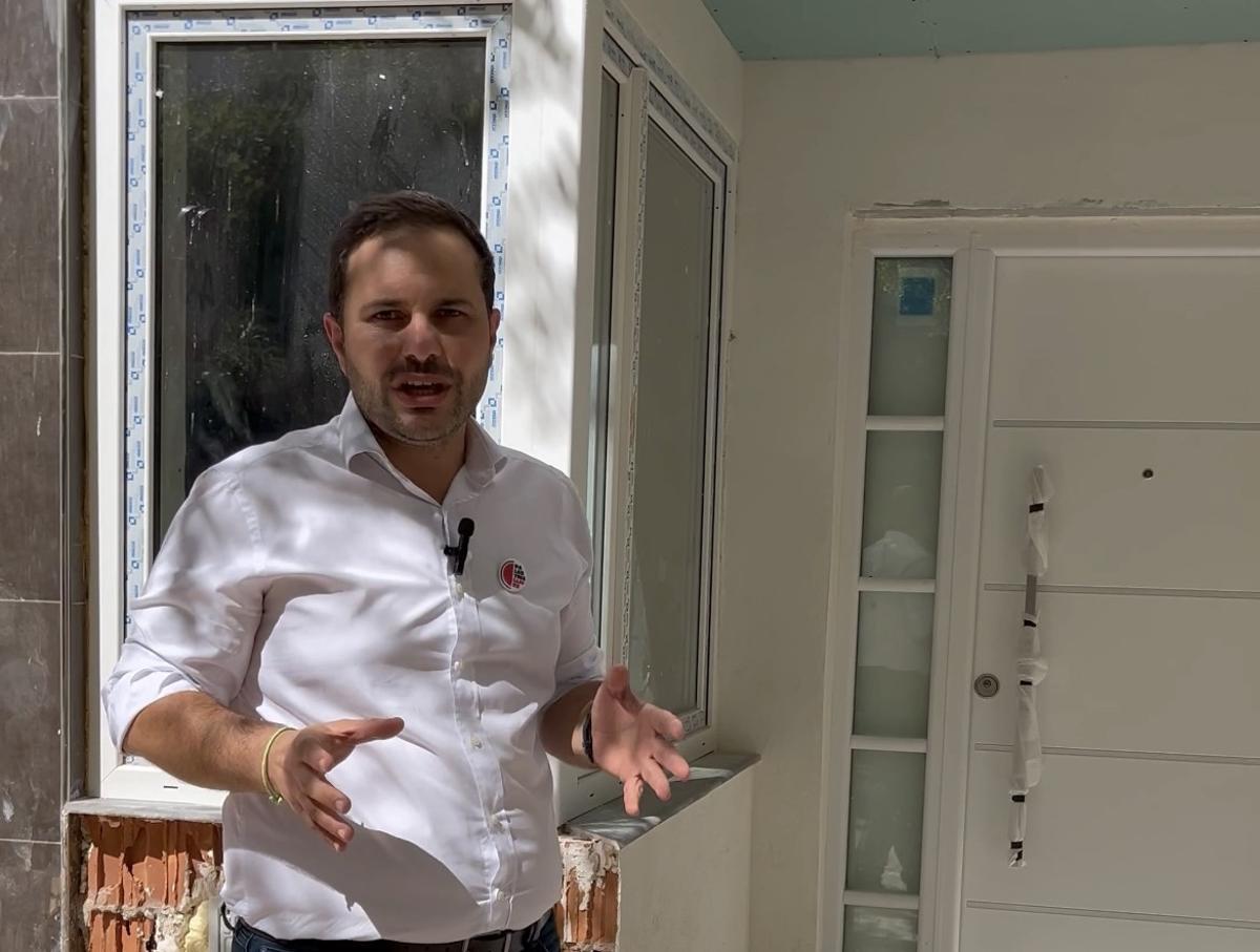 El portavoz adjunto del PSPV, José Luis López, enfrente de un 'minipiso' en Castelló.