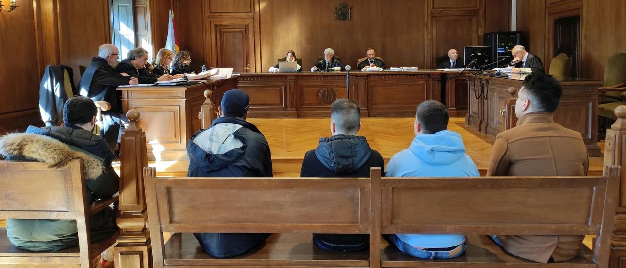 Los cinco acusados, ante el tribunal de la Sección Segunda de la Audiencia Provincial de Pontevedra.
