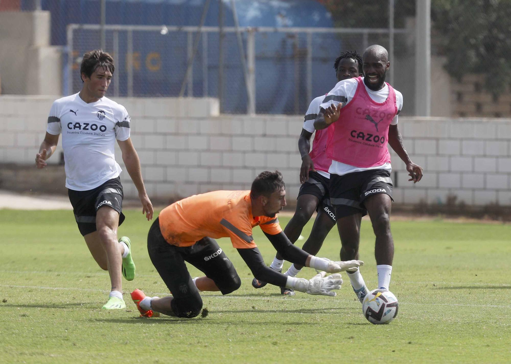 Entrenamiento del Valencia con Herrerín