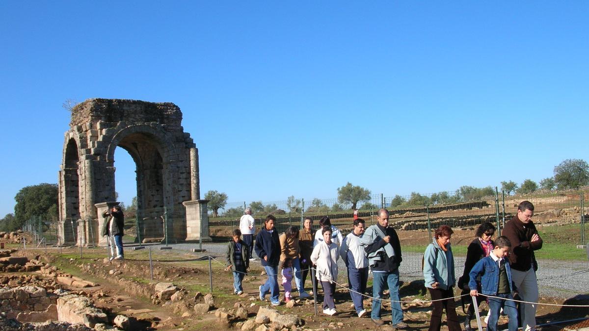 El arco cuadrifronte es uno de los hitos emblemáticos de la Vía de la Plata.