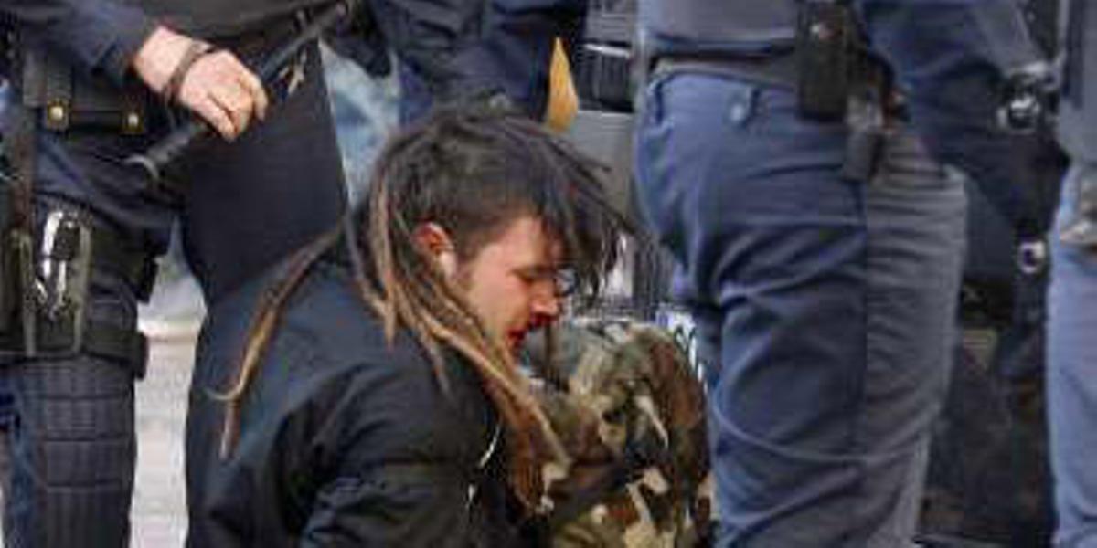La Policía carga otra vez contra los estudiantes en Valencia