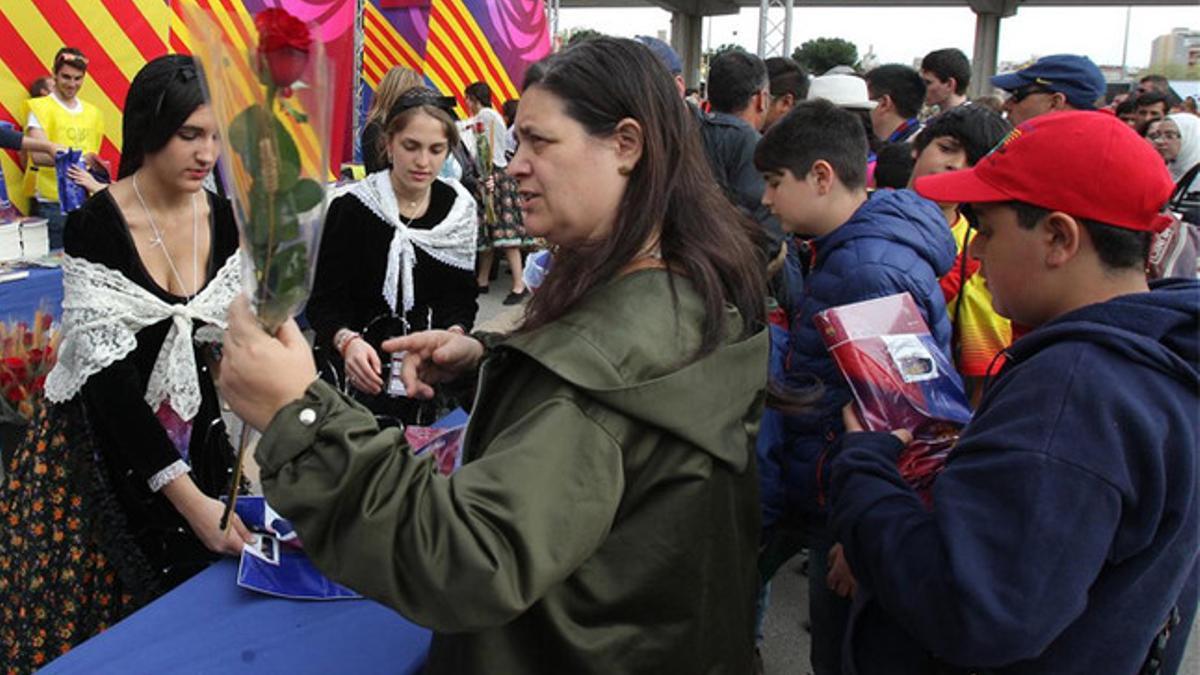 El Barça repartió rosas y libros a los aficionados