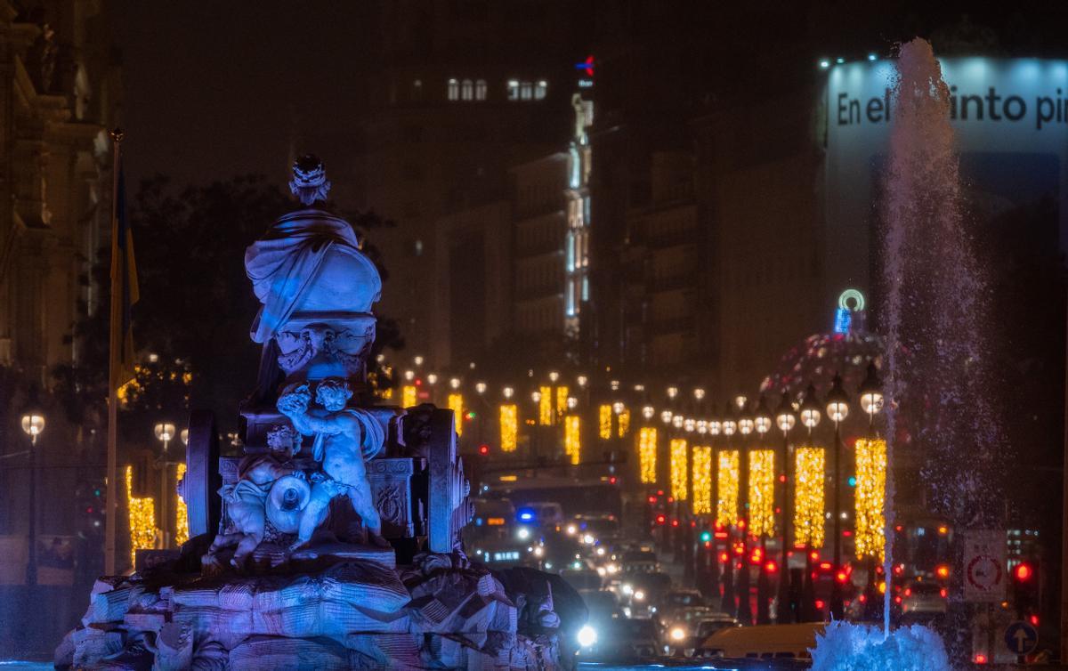 La fuente de la Diosa Cibeles luce con el alumbrado navideño.