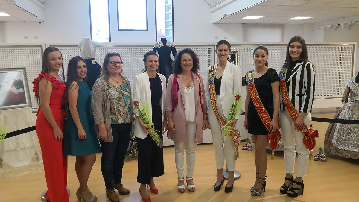 La reina de las fiestas 2022, María Gonell, junto a su corte de honor y demás autoridades, con la alcaldesa, Merche Galí, en el centro.
