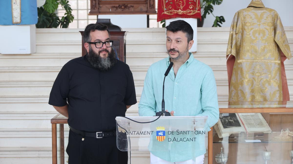 El párroco Roque Carlos Jiménez y el concejal de Cultura, David Aracil presentaron la exposición.