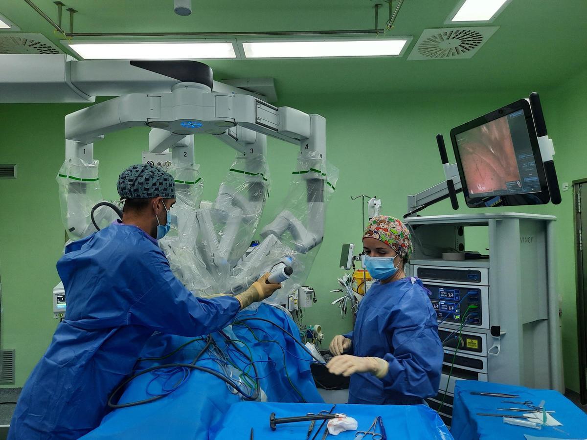 La cirugía robótica, como la que se realiza en el Hospital General de Alicante, permite el abordaje del cáncer de pulmón