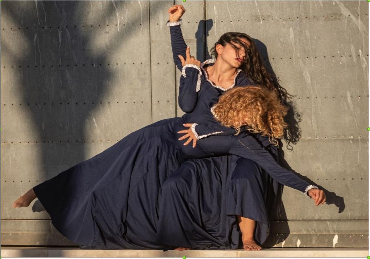 Las bailarinas Asun Noales y Federica Fasano, en Tabarca.