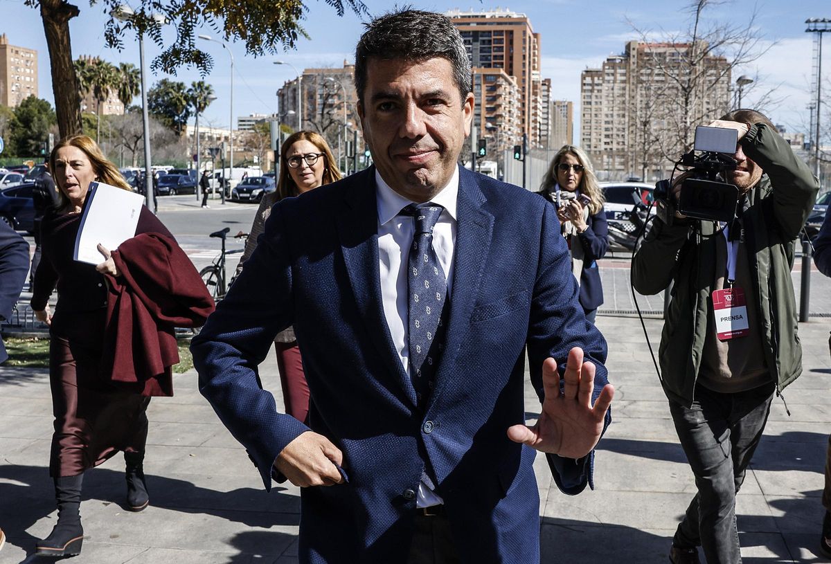 Carlos Mazón, acompañado por su jefa de prensa y otros miembros de su equipo, en imagen de archivo