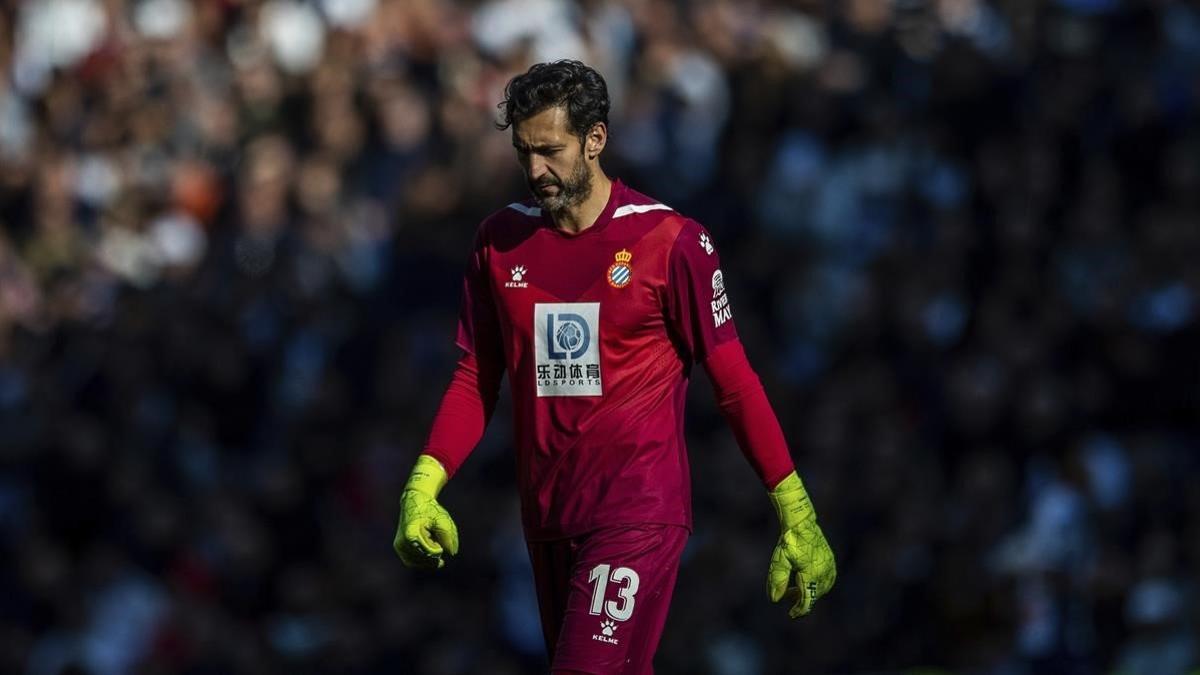 Diego López se retira del campo en la última visita del Espanyol al Bernabéu.