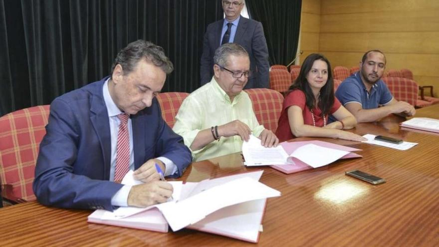 El alcalde torremolinense, José Ortiz, y el presidente de la ACET, Juan Vallejo, firman el convenio.