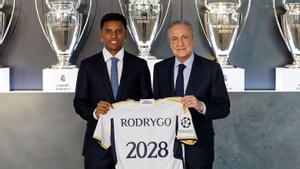 Rodrygo y Florentino Pérez, en el acto de renovación con el Real Madrid.