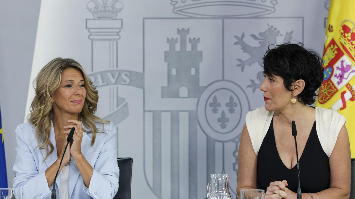Imagen de la ministra de Inclusión, Seguridad Social y Migraciones y portavoz del Gobierno, Elma Saiz (d), y la vicepresidenta segunda y ministra de Trabajo y Economía Social, Yolanda Díaz durante la rueda de prensa posterior a la reunión del Consejo de Ministros. EFE/ J.J.Guillen. NO VENTAS ZONA EPA