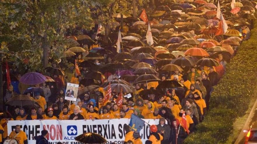 Protesta de trabajadores de Alcoa, a finales de 2014, por la amenaza de cierre de la fábrica de A Coruña.
