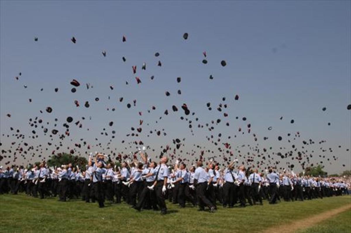 Una promoción de los Mossos celebra su graduación en el 2005.