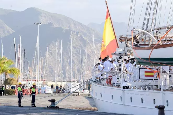 La Princesa Leonor atraca en Tenerife a bordo del Juan Sebastián Elcano, en imágenes