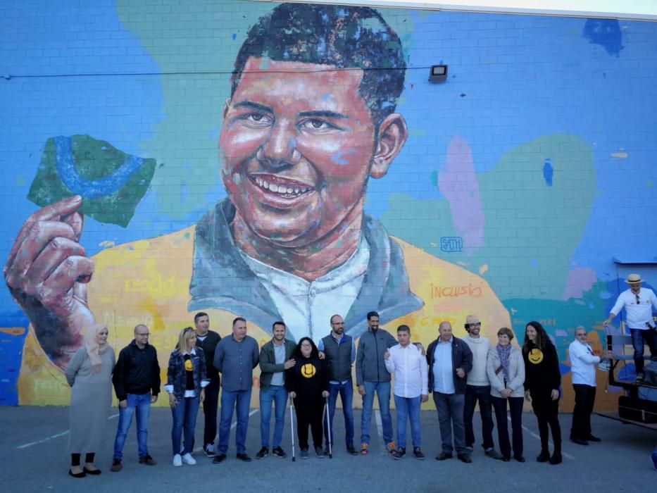 Felanitx inaugura su mural participativo 'Som-riu' en el polideportivo Guillem Timoner