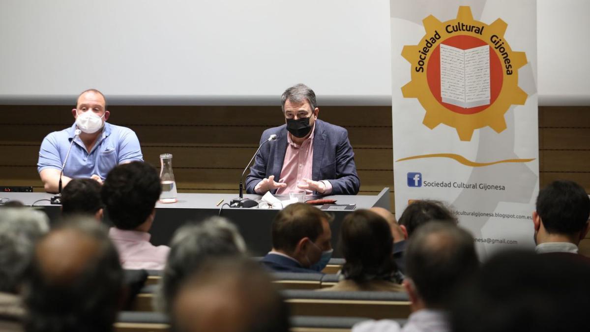 Aitor Esteban, a la derecha, ayer, durante su charla en la Escuela de Comercio.