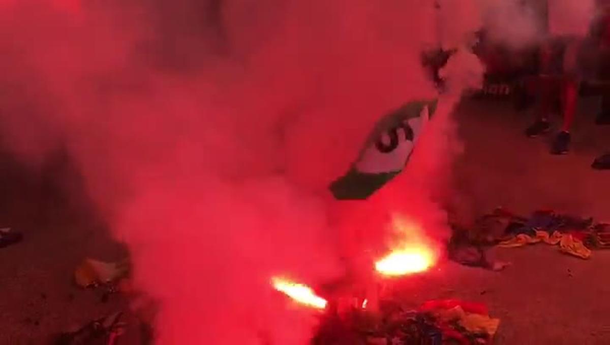 Ultras queman ’estelades’ al término de la manifestación en Barcelona.