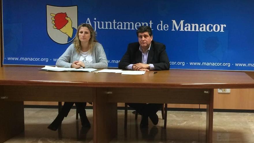 La regidora Maria Antònia Sansó y el alcalde, Pedro Rosselló, comparecieron ayer en rueda de prensa.