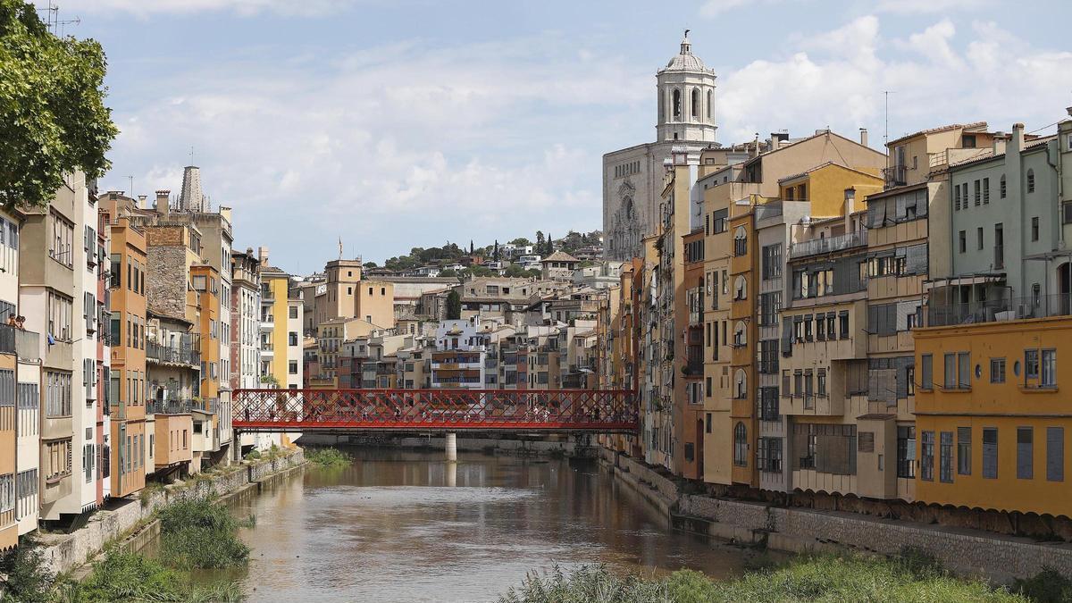 La Catedral de Girona de fons amb les cases de l'Onyar.