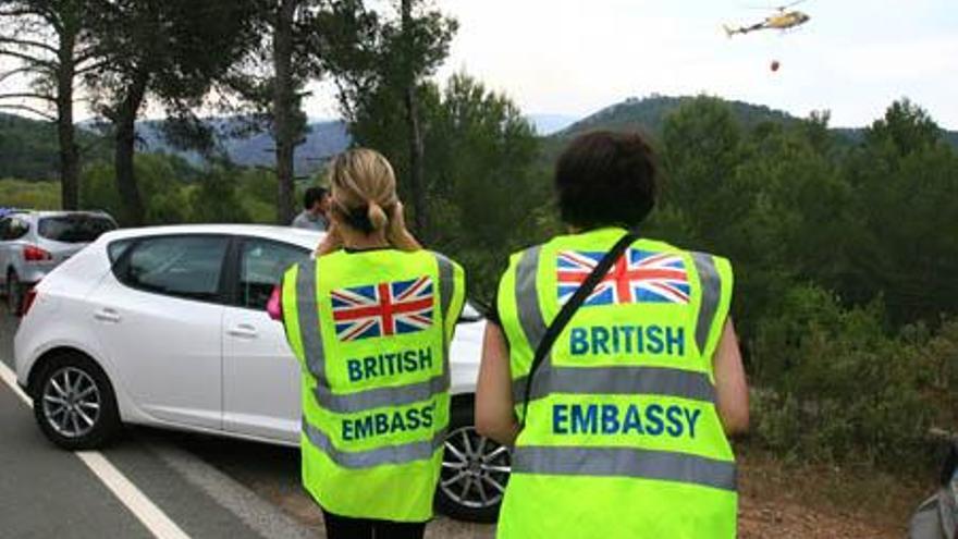 Informadoras del Consulado Británico de Ibiza recogían ayer datos sobre el terreno.