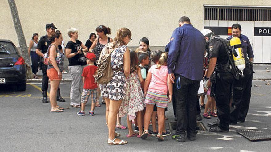 Niños enfermos visitan la Jefatura