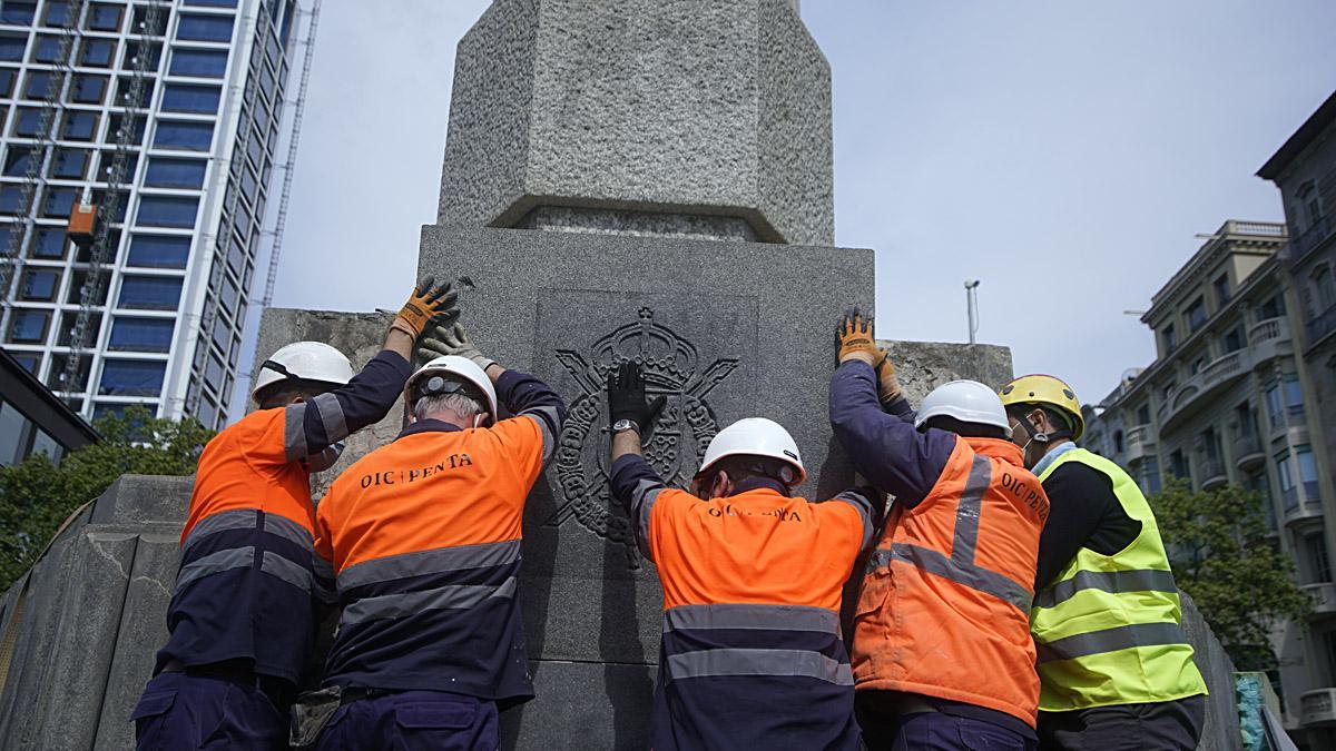 El Ayuntamiento retira la placa dedicada a Juan Carlos I de la plaza del Cinc dOros