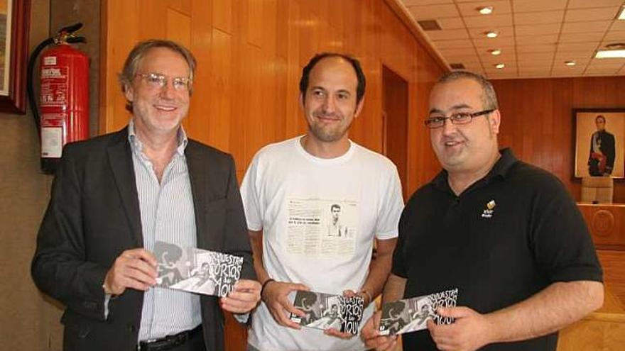 Luis Guil y Joaquín Sarabia, de Arrebufo, con José Mateos.