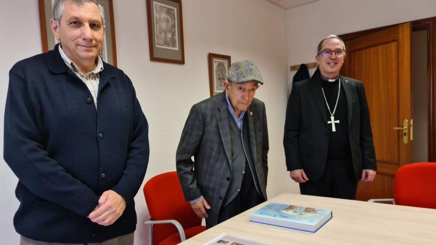 Herminio Ramos dona libros de los siglos XVIII al XX a la diócesis de Zamora