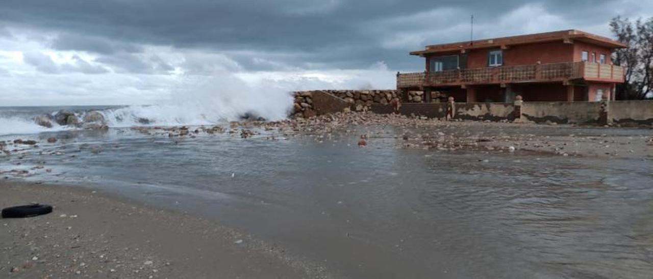 El mar golpea una de
 las viviendas de El 
Brosquil durante uno de
 los últimos 
temporales.  levante-emv |